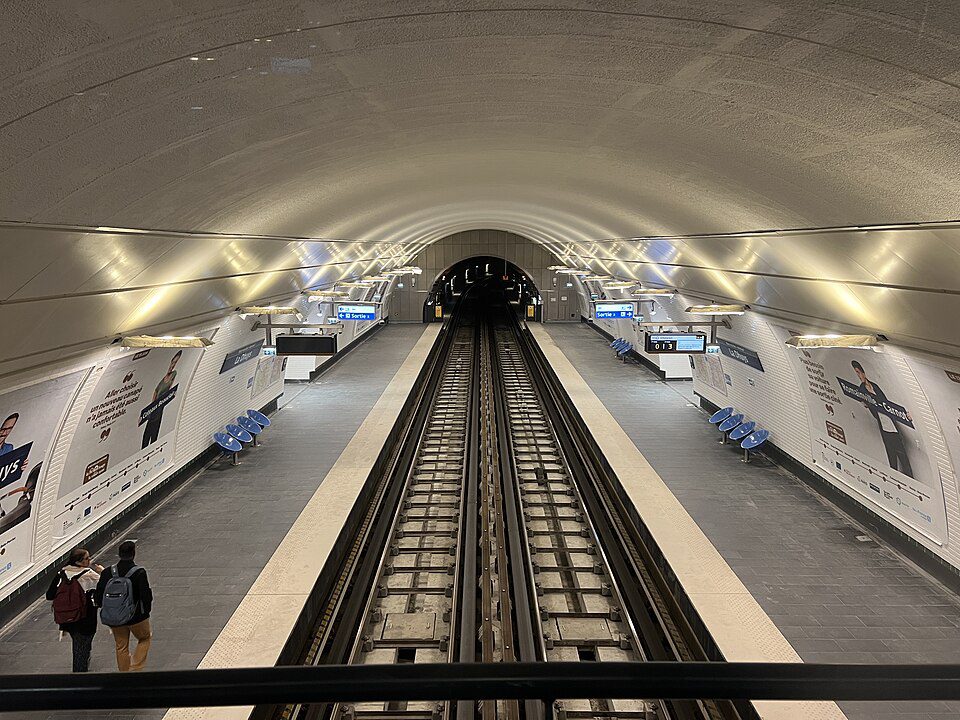 960px-Station_Dhuys_Métro_Paris_Ligne_11_-_Montreuil_(FR93)_-_2024-06-13_-_11